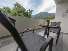 Cosy Designer's Home By The Mountain